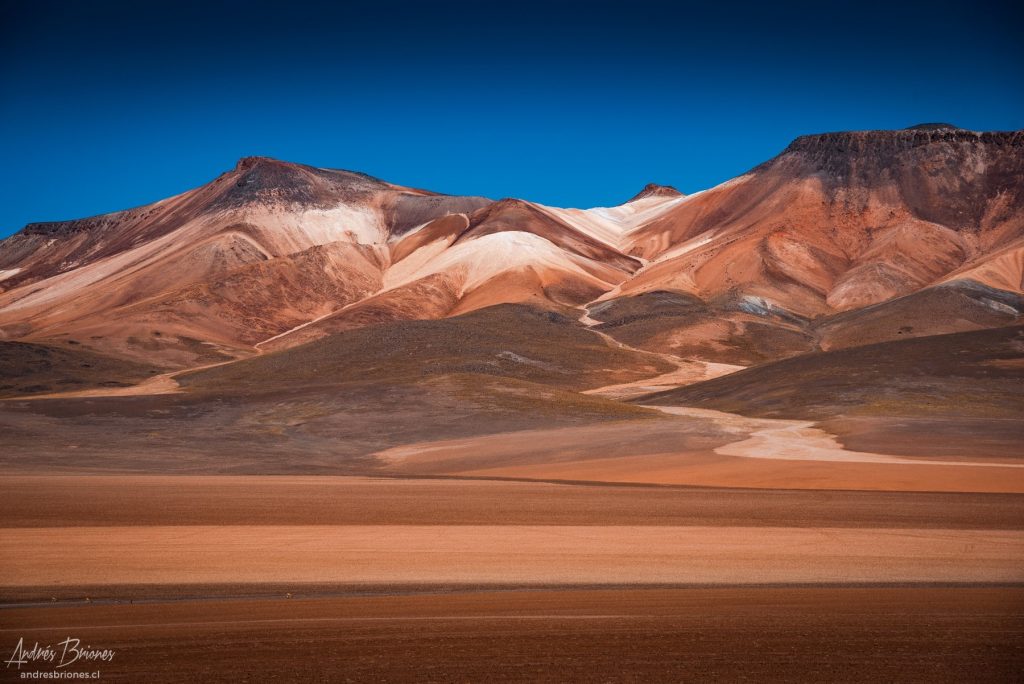 Cumbres en altiplano de Bolivia
